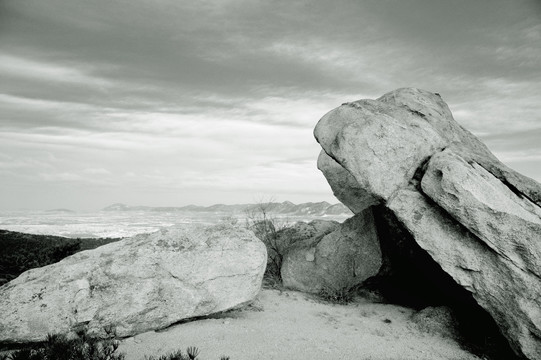 黑白岩石照片