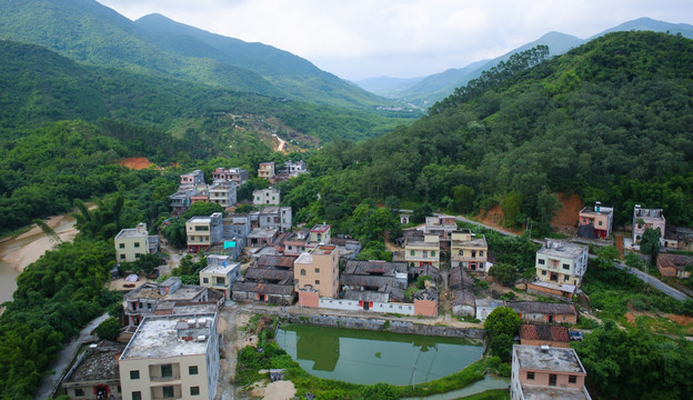 东水山 河流 山村