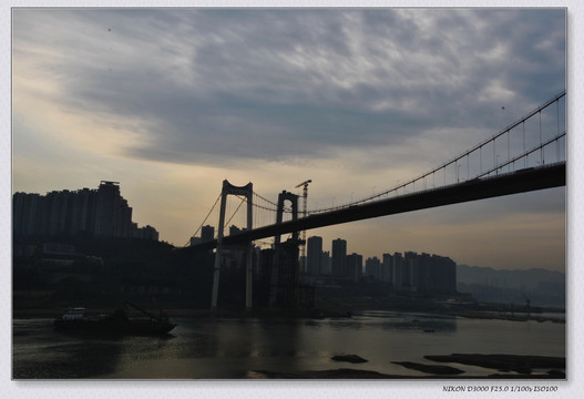 清晨阳光下的鹅公岩长江大桥