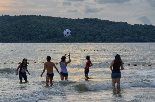 海边玩球的人们