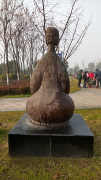 母亲雕像 背面