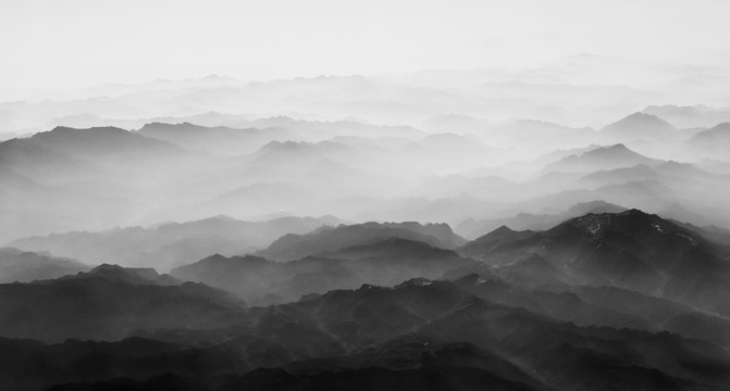 水墨群山 云雾缭绕的群山