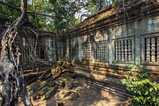 柬埔寨暹粒崩密列坍塌废墟遗址