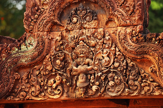 柬埔寨女王宫门楣精美石刻浮雕
