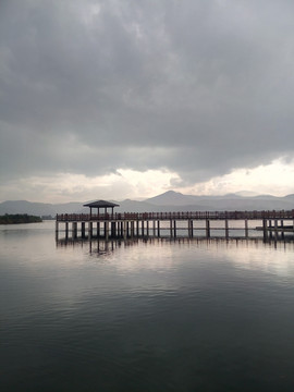 异龙湖