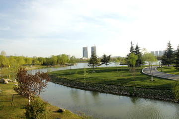 城市湖景