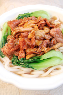 菌菇牛肉乌冬面