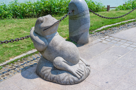 睡觉的青蛙雕塑