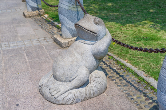 睡觉的青蛙雕塑