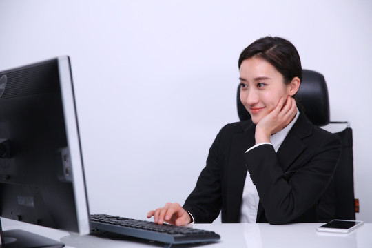 微笑着看着电脑的女人