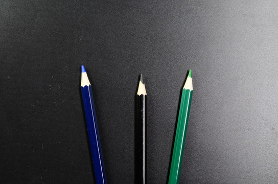 黑色背景上的彩色铅笔