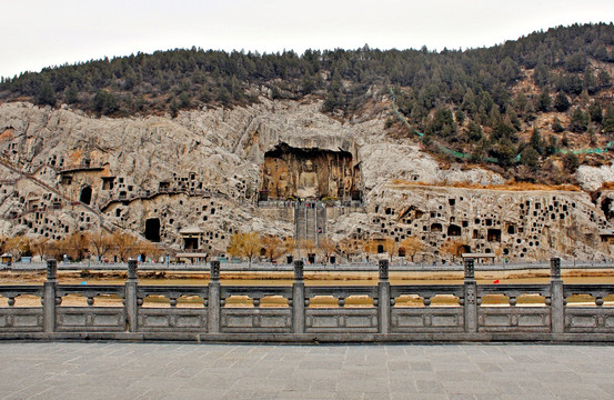 龙门石窟全景