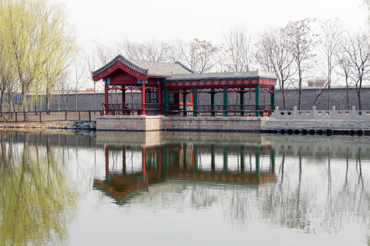 湖边长廊