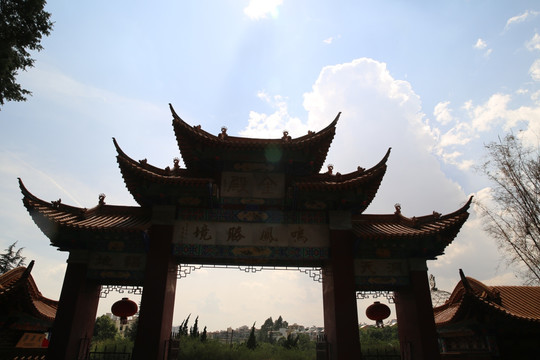 金殿大门背后