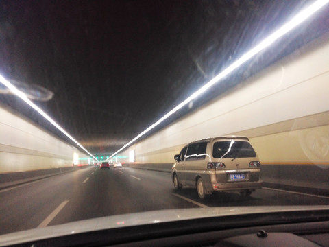 隧道里行驶的汽车