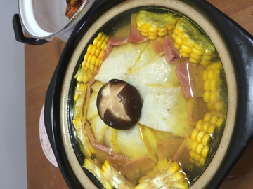鸡汤玉米鱼糕香菇火腿汤