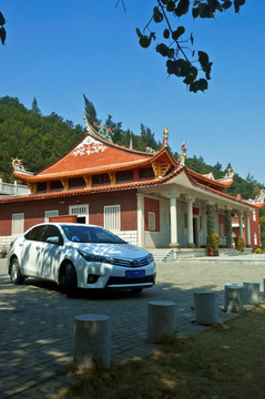寺庙和汽车