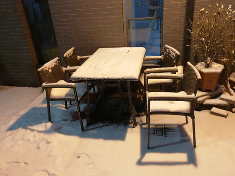 雪中桌椅