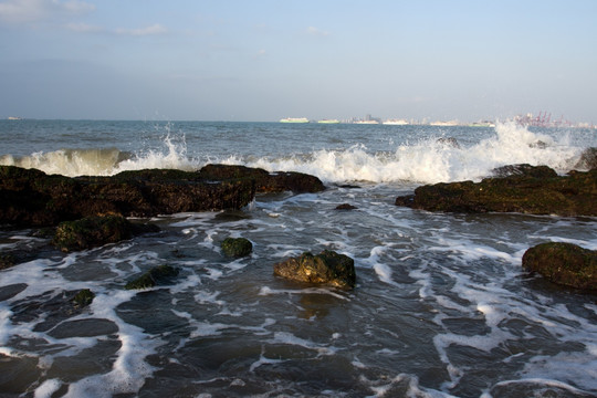 海口假日海滩 海浪拍打礁石