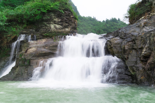 瀑布岩石