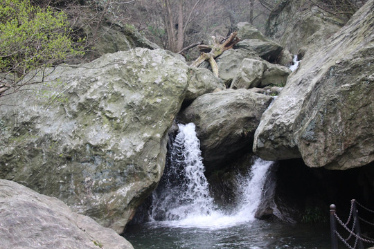 石间山泉水流