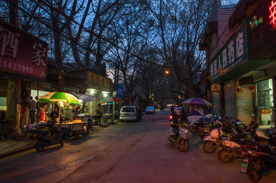 老街小巷店铺夜景