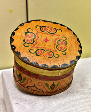 鄂温克族彩绘桦皮盒