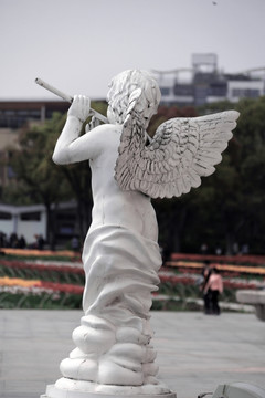 长翅膀的小天使雕塑