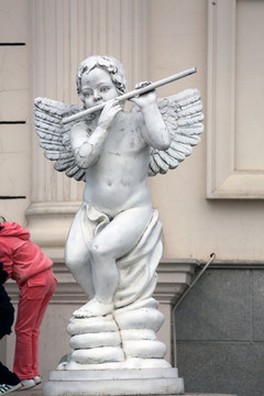 吹笛子天使雕塑