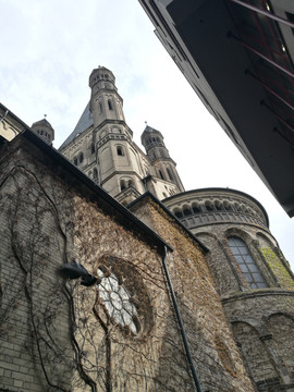 莱茵河畔的教堂