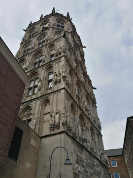 莱茵河畔的教堂