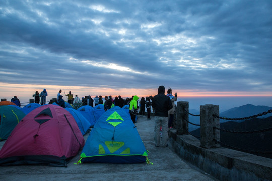 广东第一峰登山户外露营帐篷日出