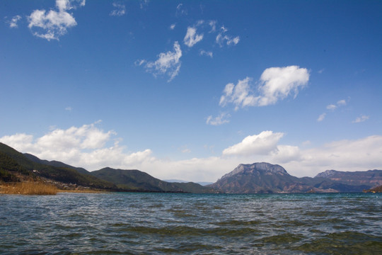 泸沽湖 格姆女神山 蓝天白云