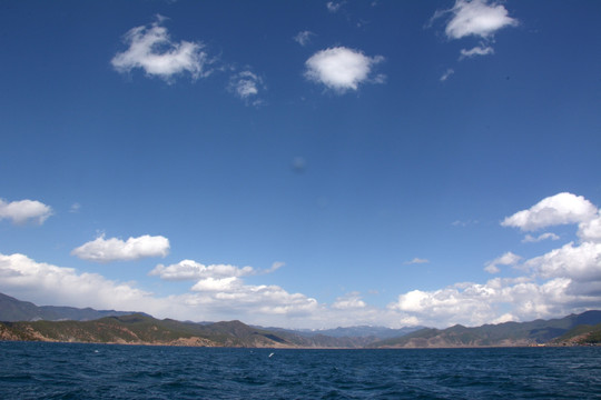 蓝天白云 泸沽湖风景