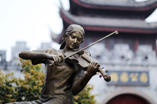 拉小提琴女孩雕塑