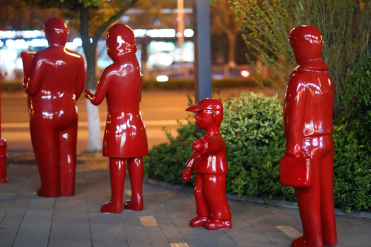 高档楼盘红色人物雕塑