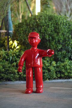 高档楼盘红色小孩雕塑