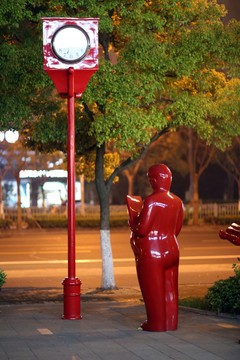 高档楼盘红色人物雕塑