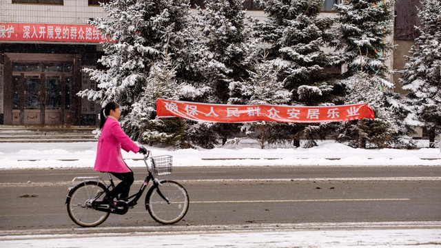 雪天骑车人