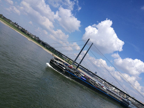 航行在莱茵河上的货船