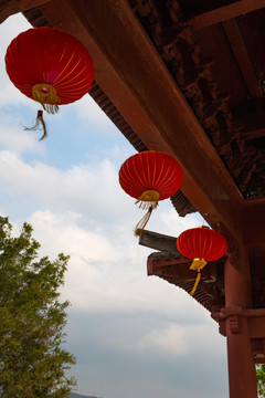 福建客家土楼红灯笼仰视牌坊屋檐