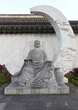 枫泾古镇的月老雕像