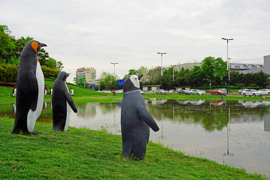 企鹅雕塑 路缘花境池塘水景