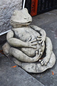 抱肚子的青蛙雕塑品