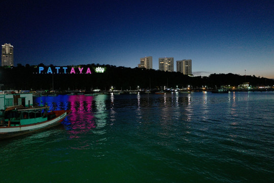 芭提雅 夜景 海边 港口 泰国