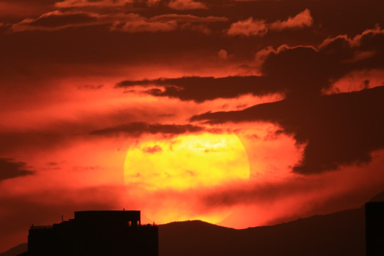 天边夕阳彩云远山长焦特写