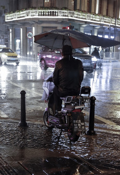 雨中候客