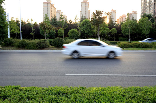 小车行驶在马路上