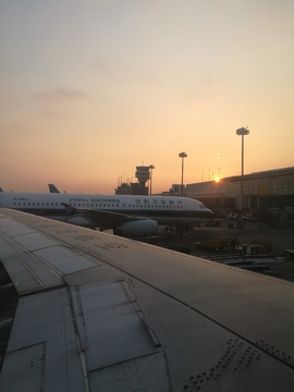 机场日出