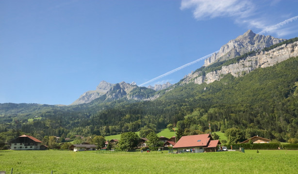 高山下的村庄 法国乡村景色